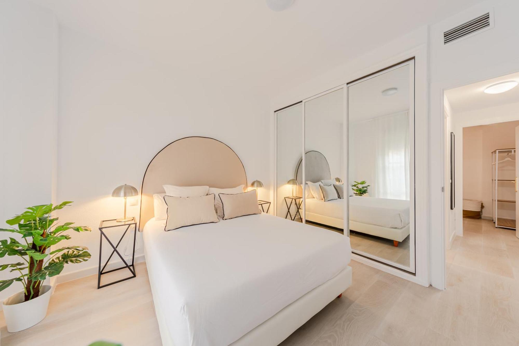 Isg Apartments Becquer Free Parking Inside The Building Seville Exterior photo