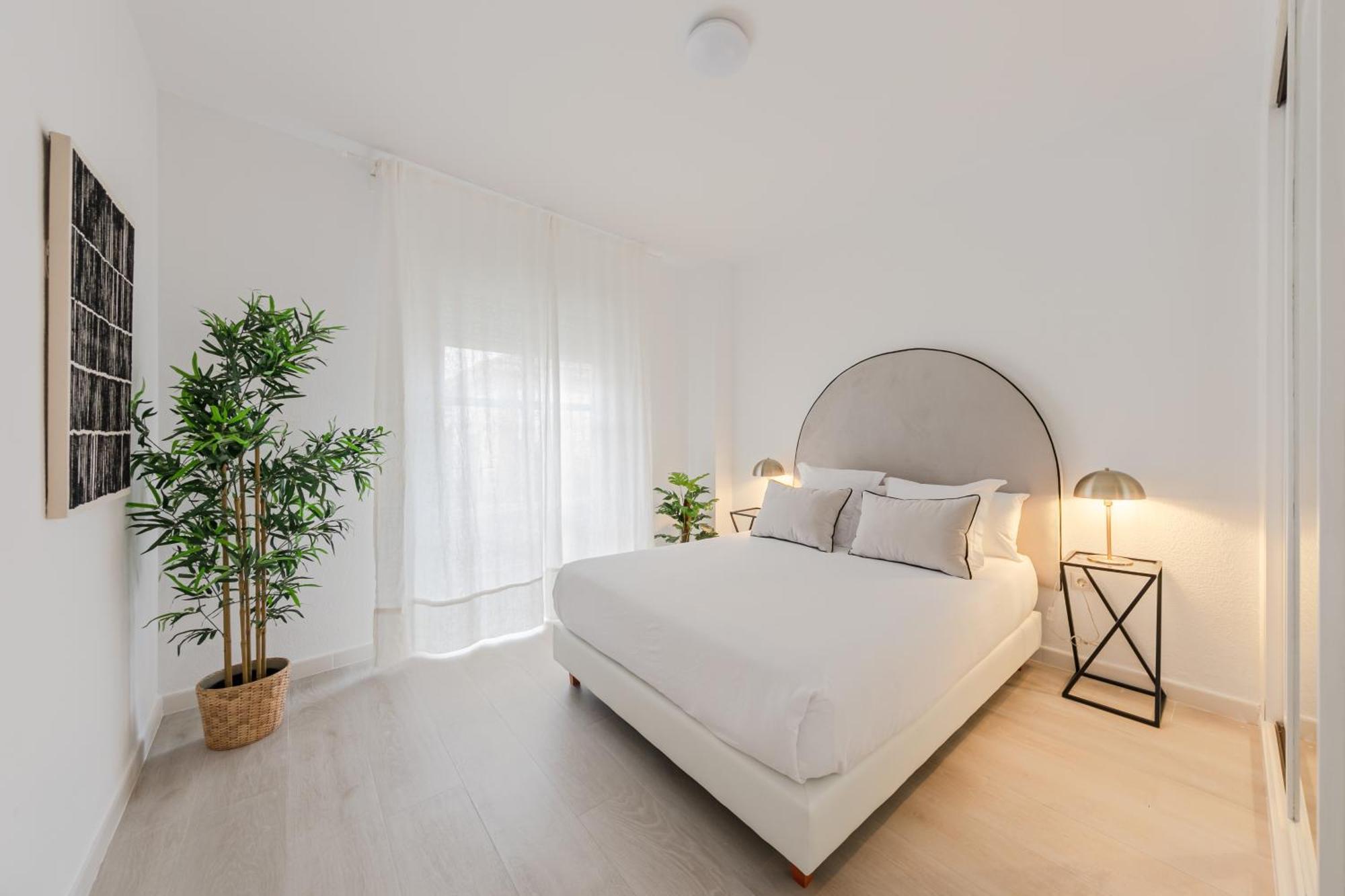 Isg Apartments Becquer Free Parking Inside The Building Seville Exterior photo